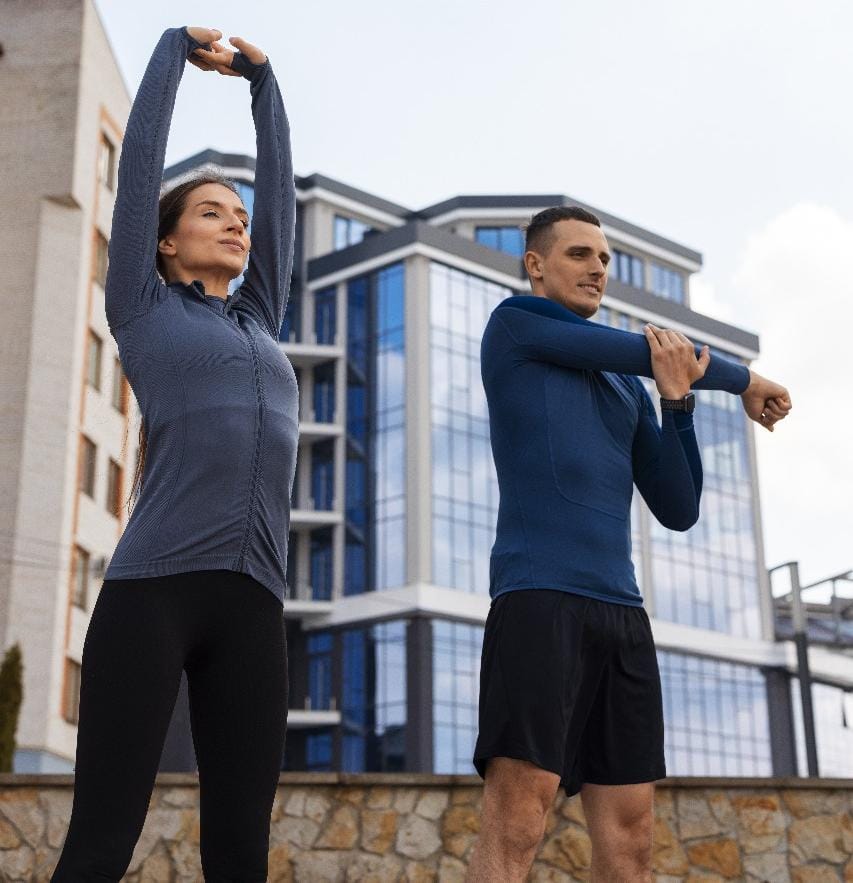 Deportistas haciendo ejercicios de estiramiento
