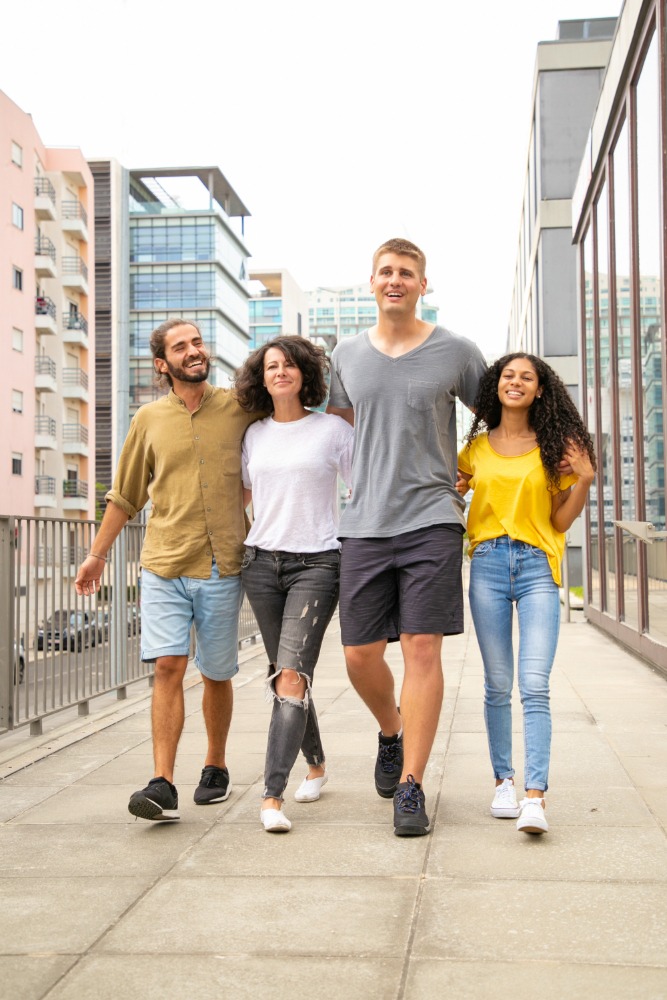 Grupo de jóvenes adultos caminando juntos